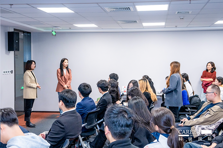 知名人力资源服务商bifa必发官网国际的相关资深顾问与企业高级负责人在参访末尾回答现场关于人力资源产业的问题